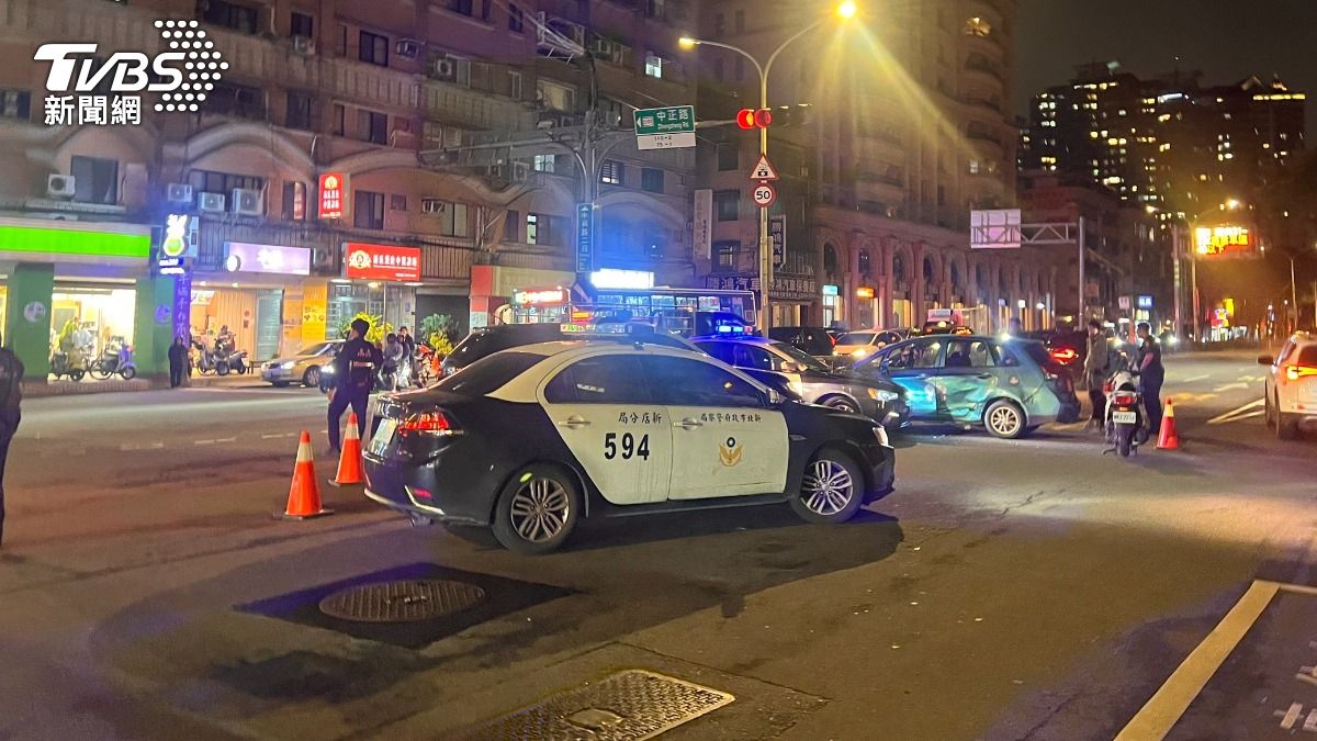 新店轎車拒攔查逃逸!警圍捕「開車衝撞」 2男1女疑涉毒遭逮