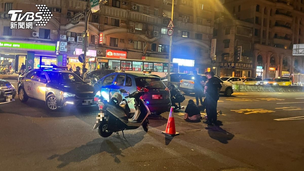 警方以開車衝撞的方式攔停逃逸車輛,並逮捕車上的2男1女。(圖/TVBS)
