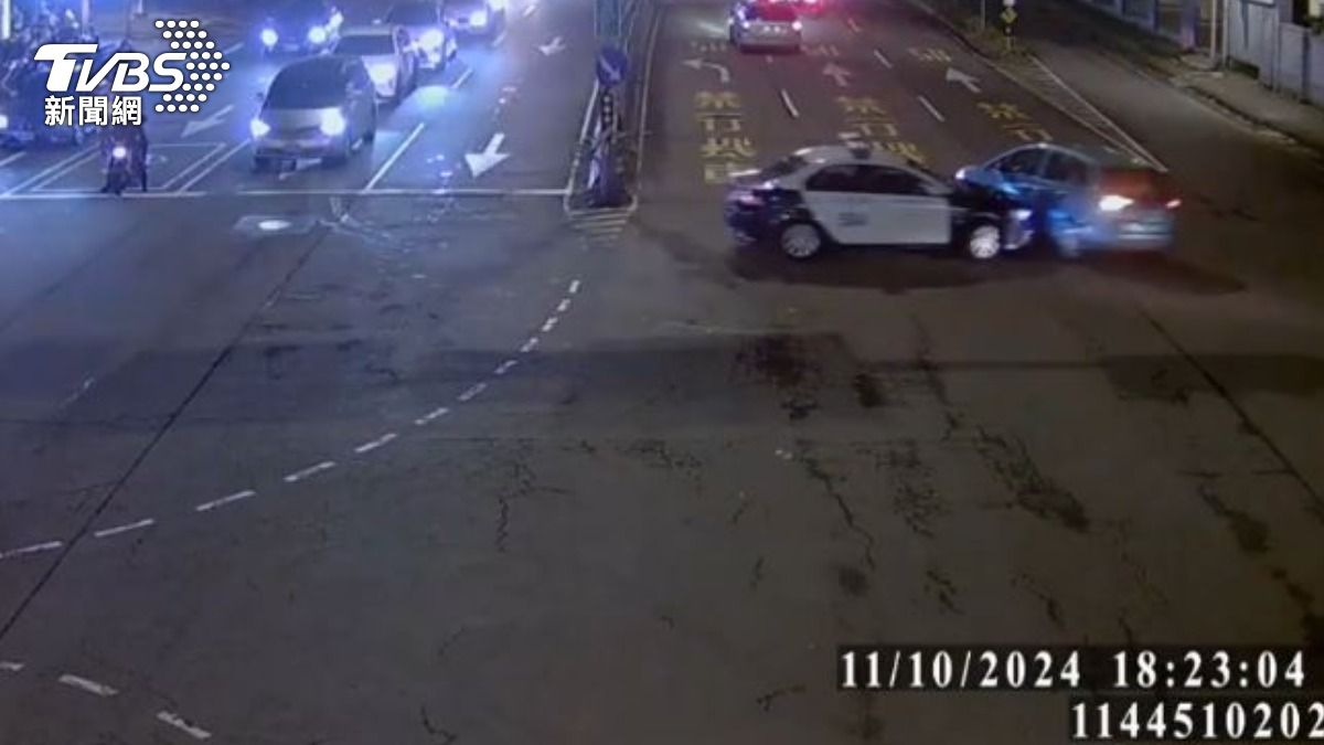 警方在路口衝撞逃逸車輛,並發現副駕男為毒品通緝犯。(圖/TVBS)