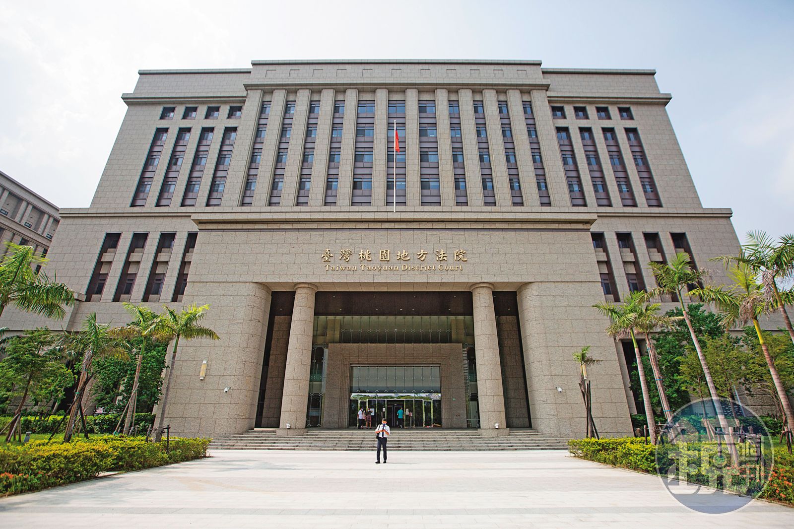 林男被桃園地院(圖)裁定20萬元交保後,旋即再度逃逸,引起自救會成員不滿。(圖/鏡週刊)