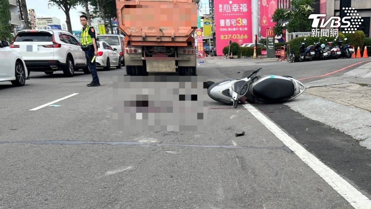 地上殘留著血跡。(圖/TVBS)