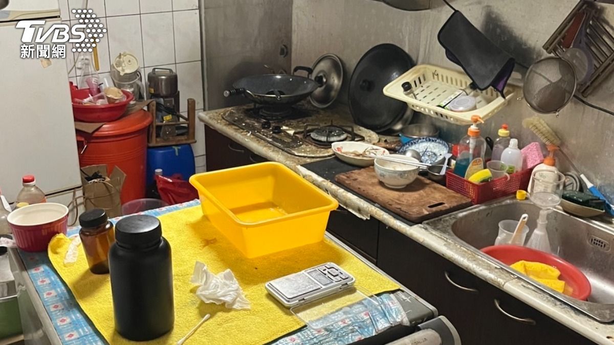 徐男在自家廚房製毒。（圖／TVBS）