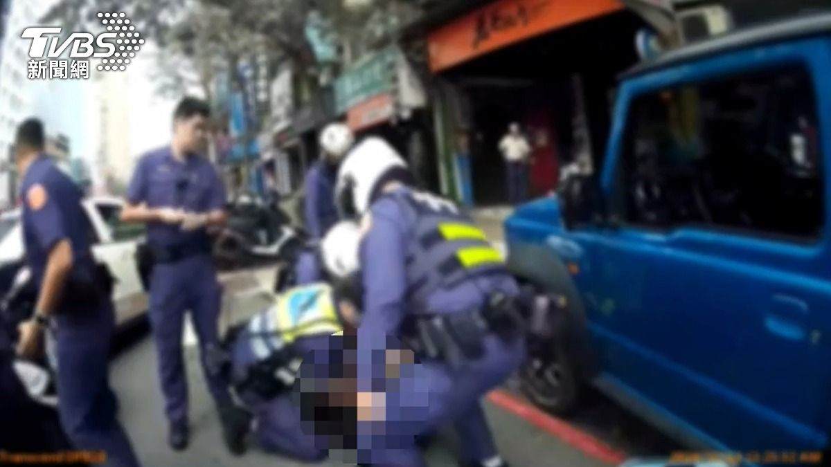 藏喪屍煙彈!毒蟲在警車前蛇行超車 拒檢逃逸吞16張罰單