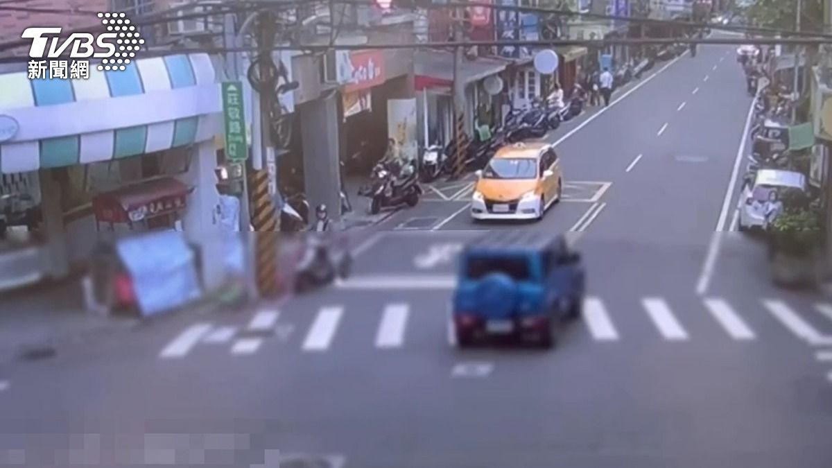 江姓男子拒檢逃逸，駕駛吉普車飆速闖紅燈。（圖／TVBS）