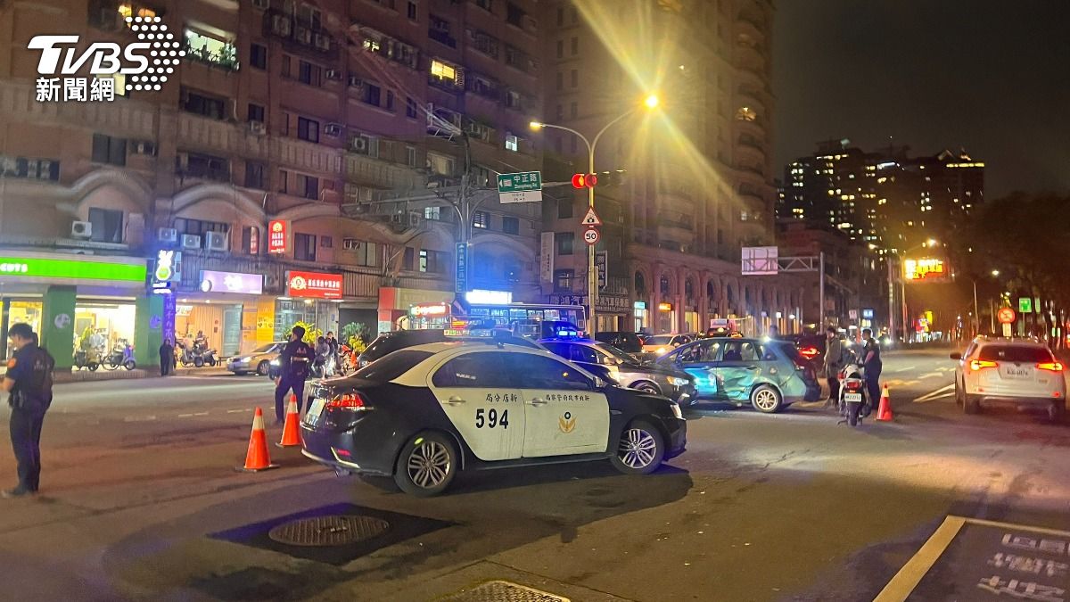 警車利用衝撞的方式攔截拒檢小轎車。(圖/TVBS)