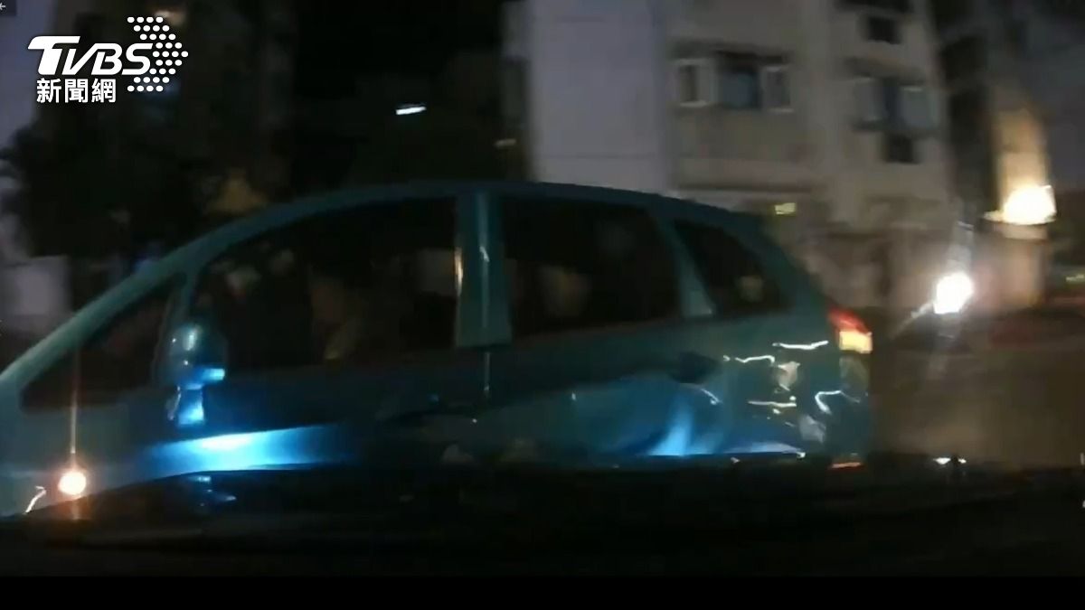 警車衝撞拒檢的小轎車。(圖/TVBS)