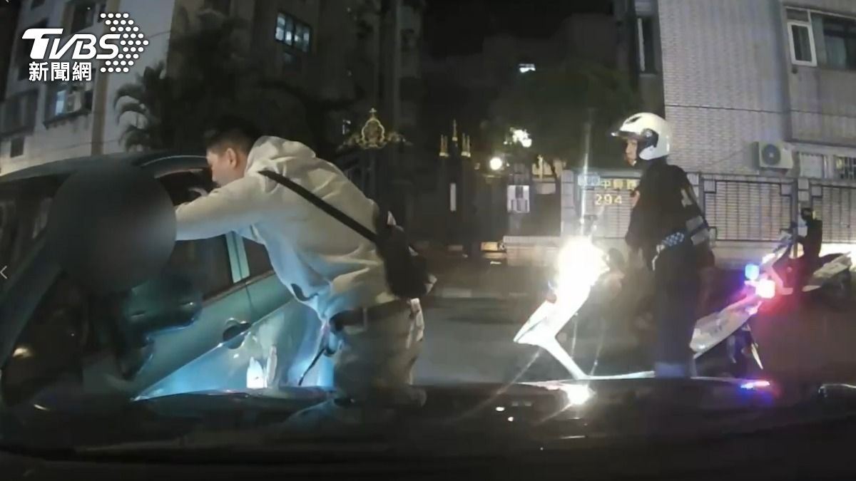 小轎車被撞停後,警員衝下車逮人。(圖/TVBS)