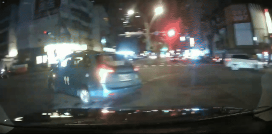 撞擊片／新店小轎車拒檢逃竄　遭警車猛撞攔停「板金全凹」　