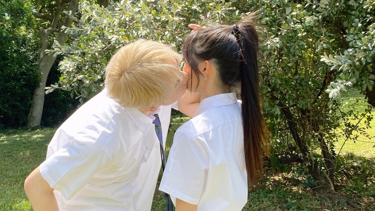 啦啦隊慈妹「當眾激吻男學生」!交融畫面全被拍 對方身分曝光