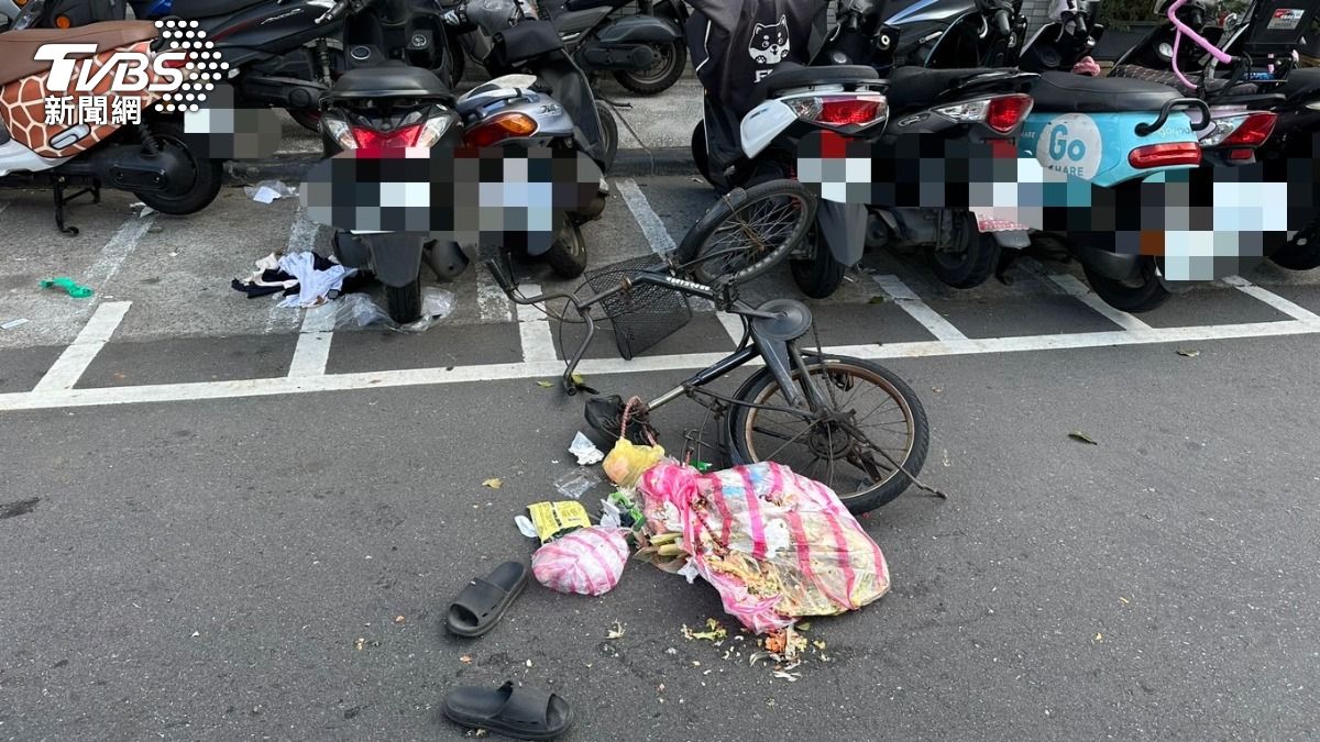 女騎士碰撞同向聯結車倒地遭輾過送醫不治。(圖/TVBS)