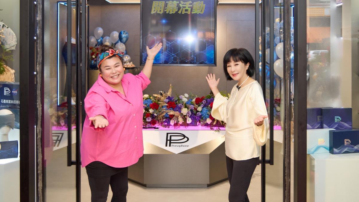 吳淡如和林美秀擔任開幕會一日店長。(圖/PP石墨烯提供)
