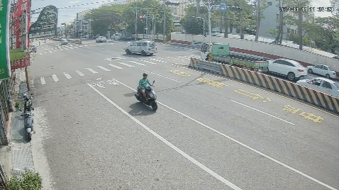 吳男沒有禮讓直行車就左轉,結果撞上對向酒駕騎車又闖紅燈的石男。(圖/TVBS)