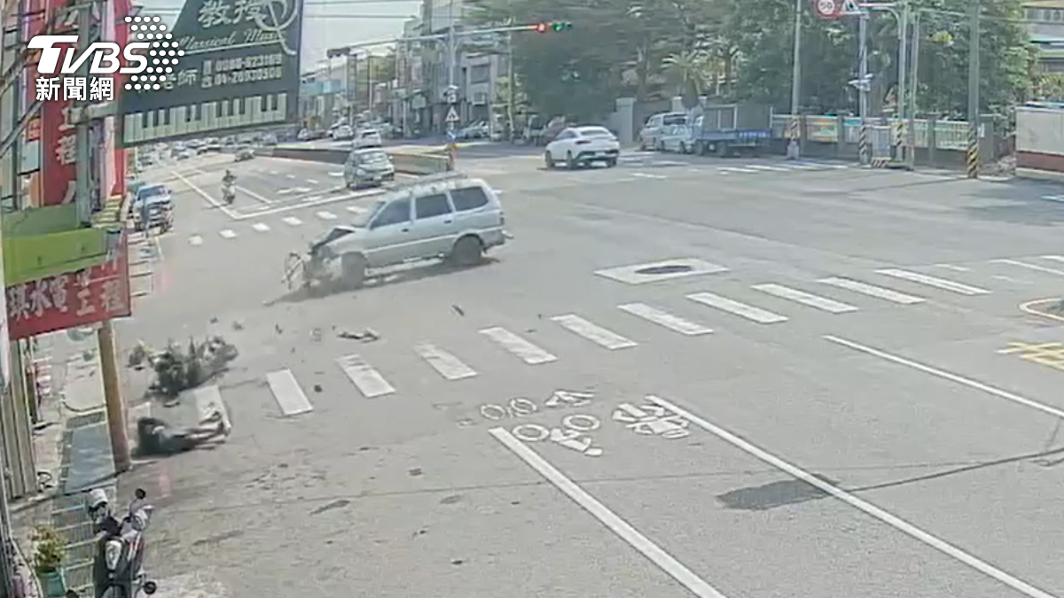 機車車殼零件碎滿地。（圖／TVBS）