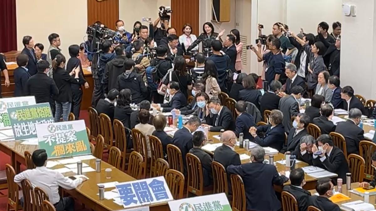 財委會再爆衝突!綠不滿陳玉珍自帶麥克風 上演徒手搶奪戰