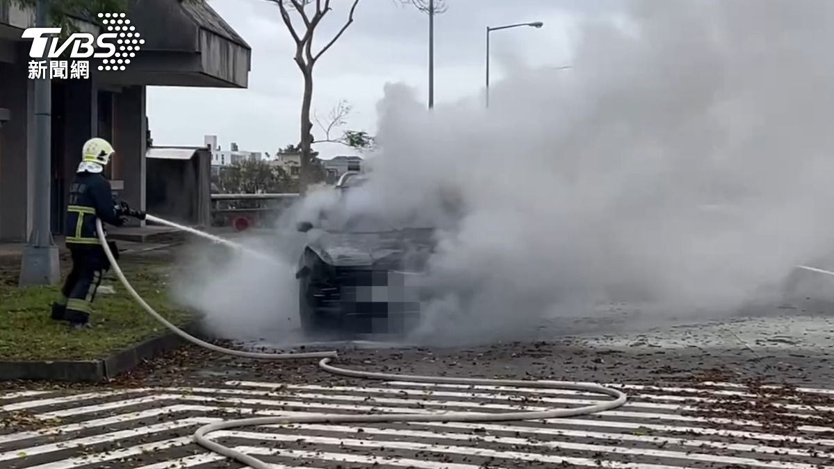 警消到場將火勢撲滅。(圖/TVBS)
