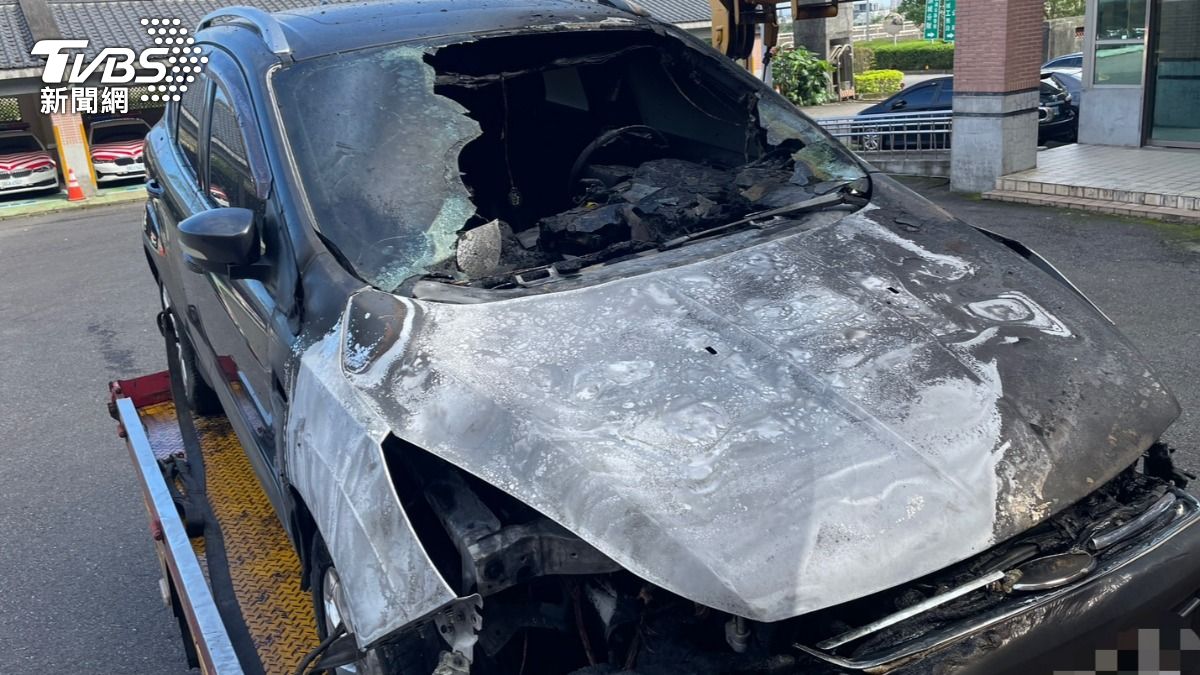 警消到場將火勢撲滅,由拖吊車將車子拖走。(圖/TVBS)