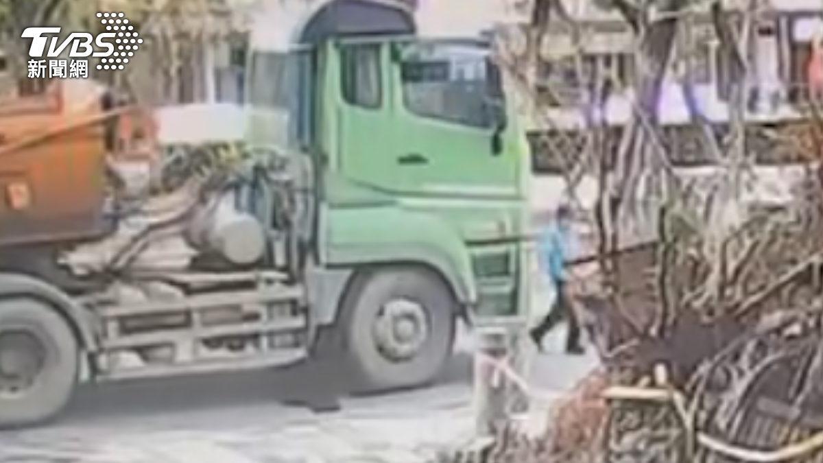 因施工被迫走馬路!高雄賣菜嬤急擺手掙扎 仍遭砂石車輾斃