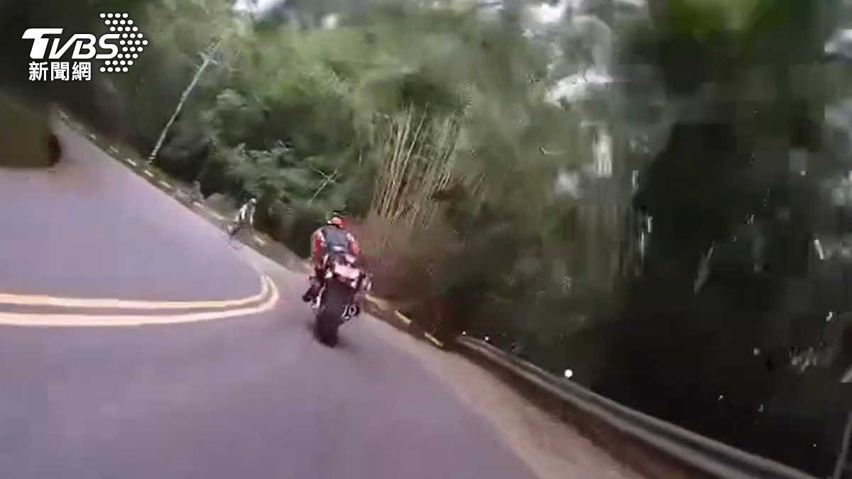 單車騎士逆向。(圖/TVBS)
