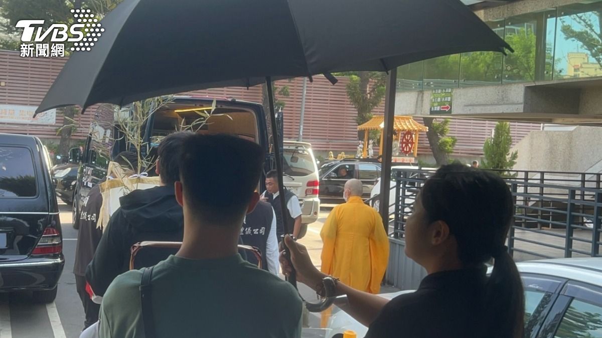 兩位同父異母、同母異父的哥哥,捧著黃童的照片,送黃童最後一程。(圖/林冠丞攝)