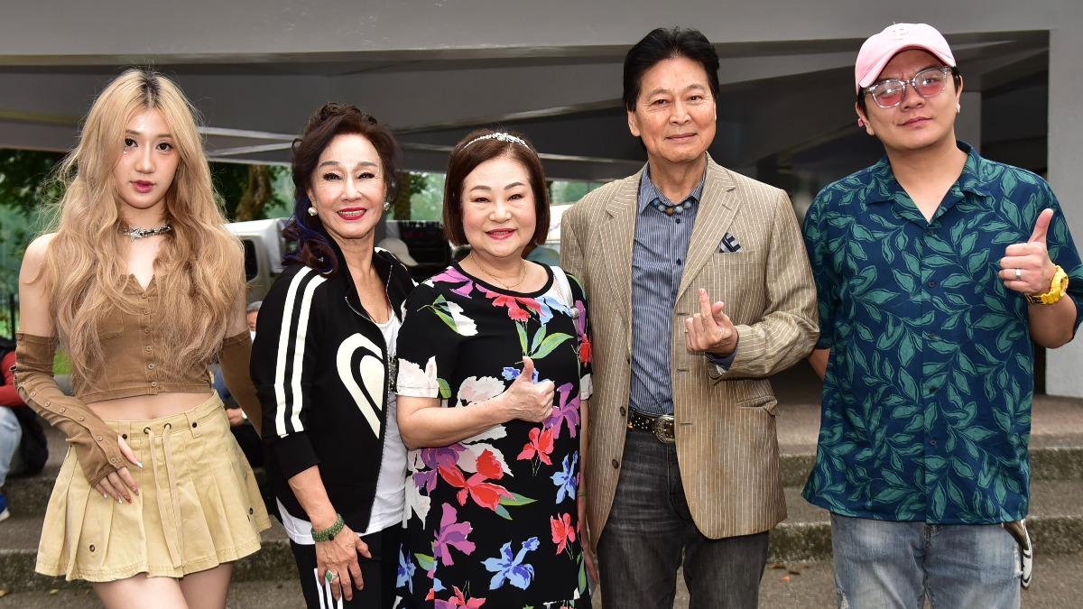 曹晶晶(左起)、曹金鈴、文香、劉尚謙、曾治豪。(圖/臺北市桔色關懷協會提供)