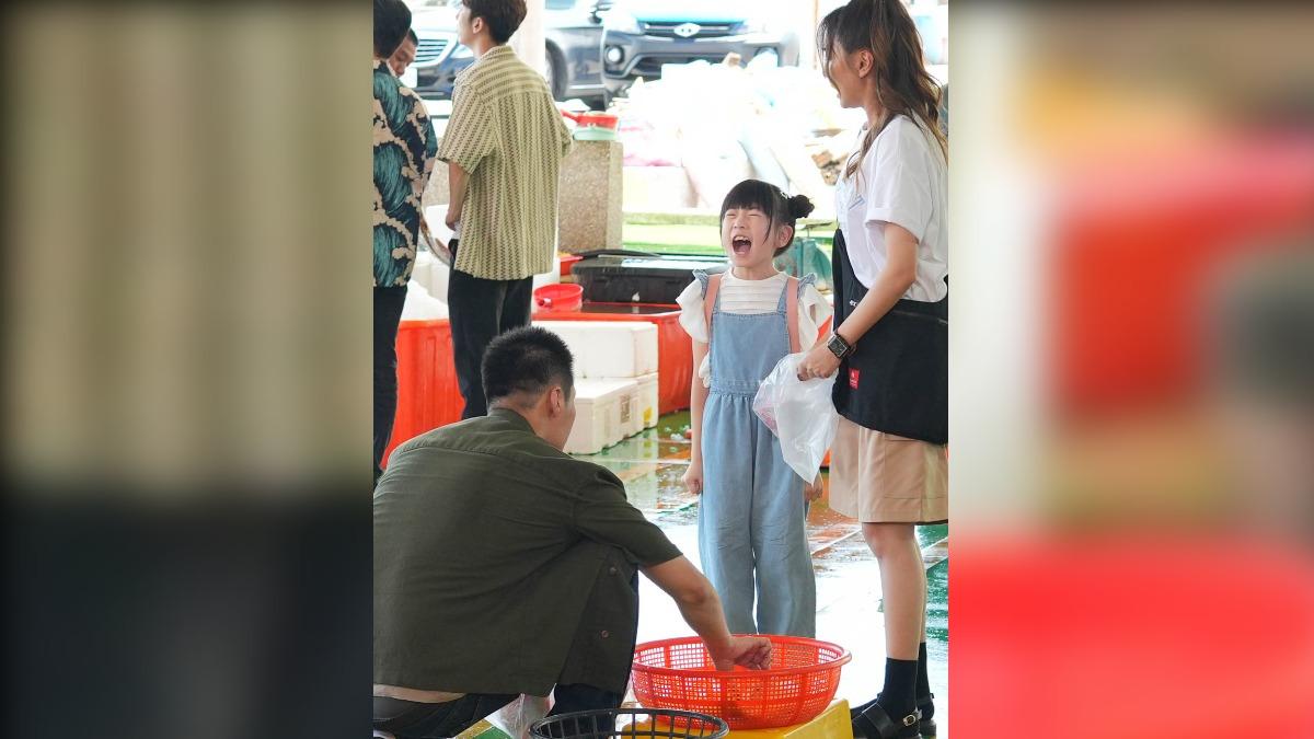 張睿家(左)、張絡扉、林玟誼大鬧漁市。(圖/華視提供)