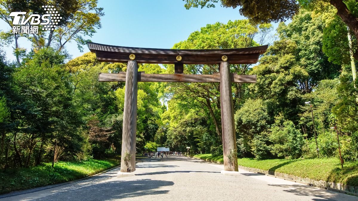 東京明治神宮腹地內的鳥居遭塗鴉。(圖/shutterstock 達志影像)