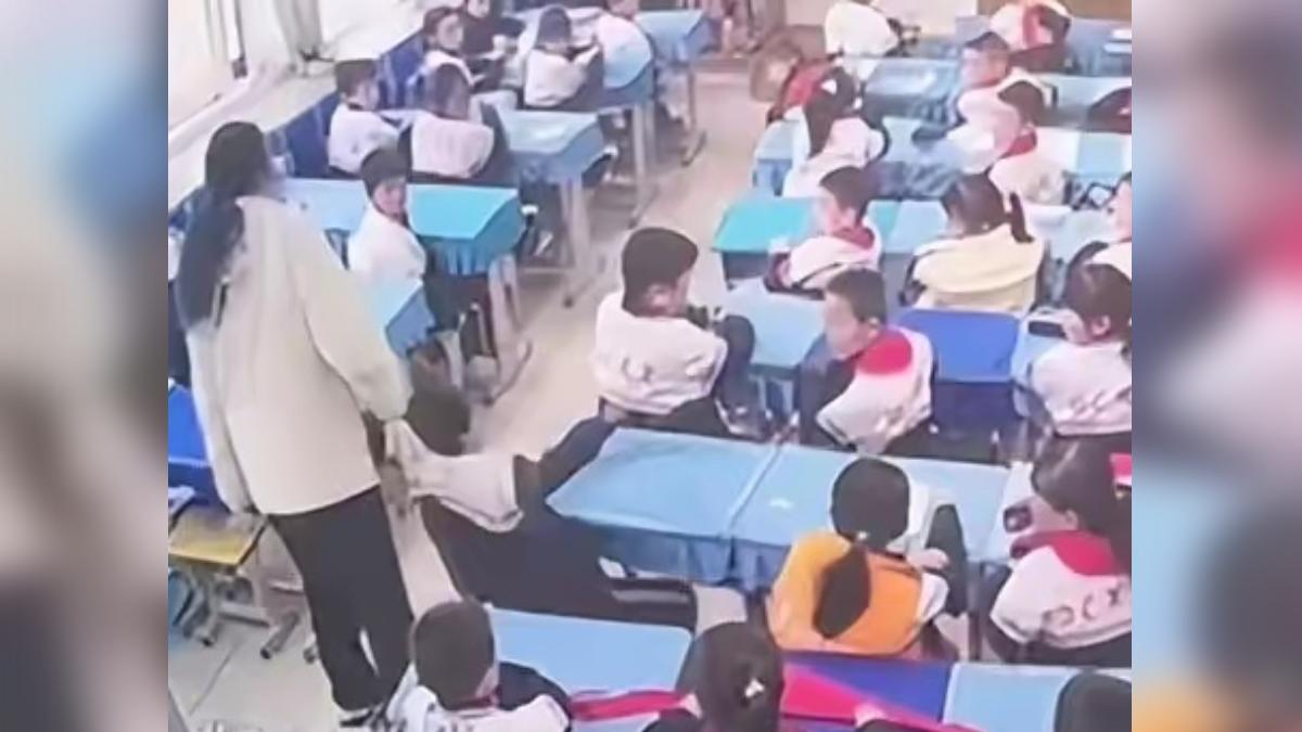 數學老師抓起男童、拖到講台上。（圖／翻攝自微博@大象新聞）