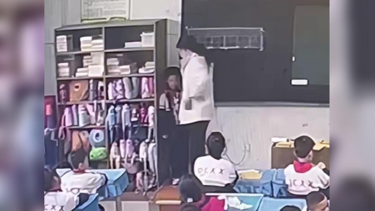 男童在講台上被賞巴掌。（圖／翻攝自微博@大象新聞）