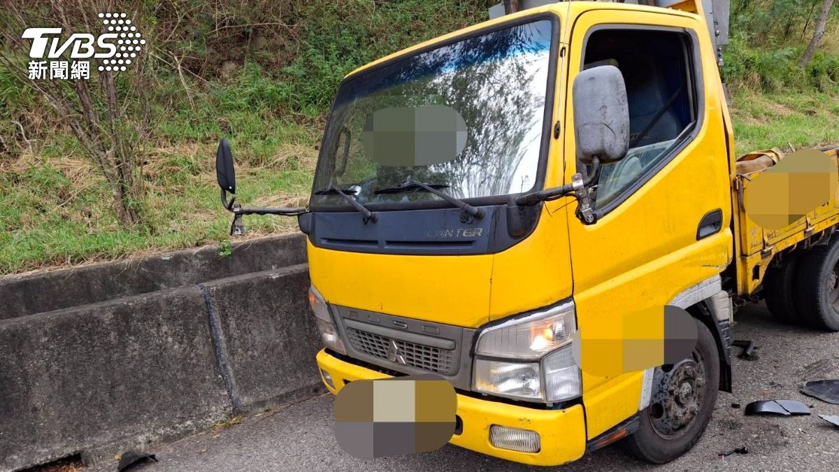 車殼零件四散。(圖/TVBS)