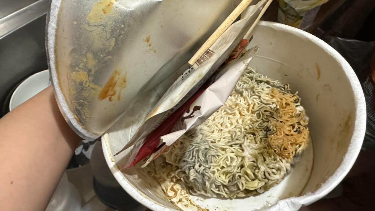 深夜才下班吃泡麵!拆開竟「整塊發霉飄惡臭」 衛生局要查了