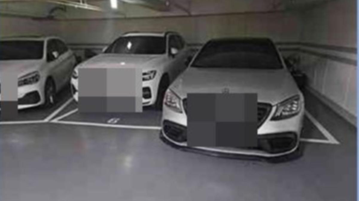 停車都超出格子!賓士哥遭公審嗆「把車砸爛沒關係」住戶傻眼