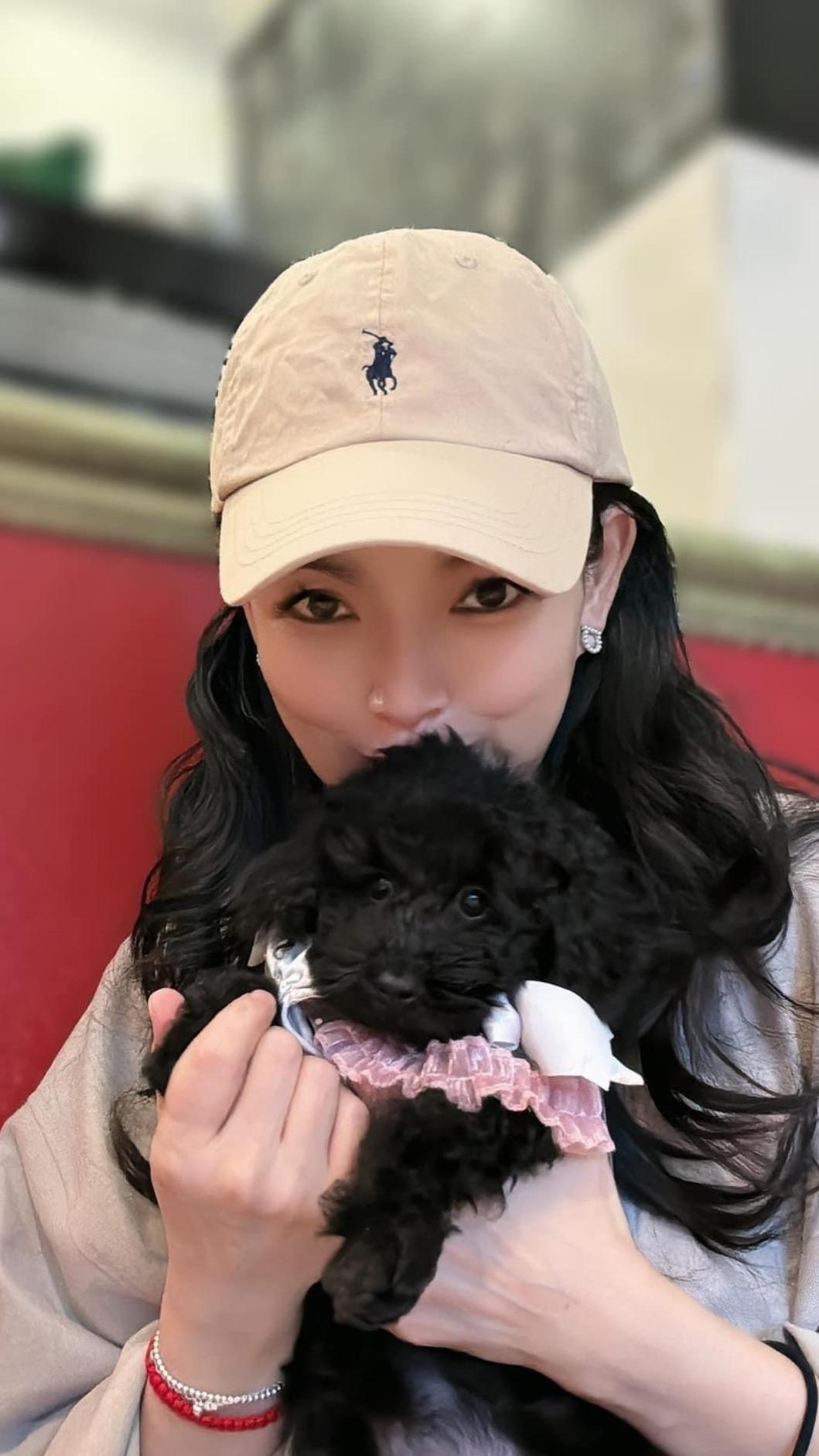 談詩玲迎接寶貝女兒。(圖/豪記唱片提供)
