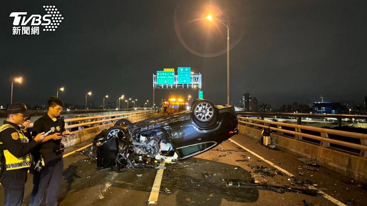 新北男台64恍神追撞拖吊車翻覆 車頭全撞爛…他命大擦傷