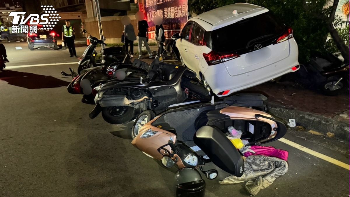 駕照雞腿換?台中男載妹衝上人行道 「保齡球式」撞倒11機車