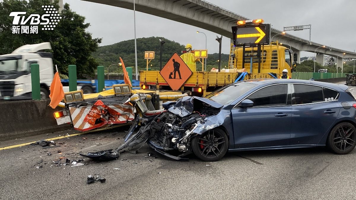 國1楊梅段清晨嚴重車禍!他恍神撞上緩撞車 旁邊貨車慘被撞翻