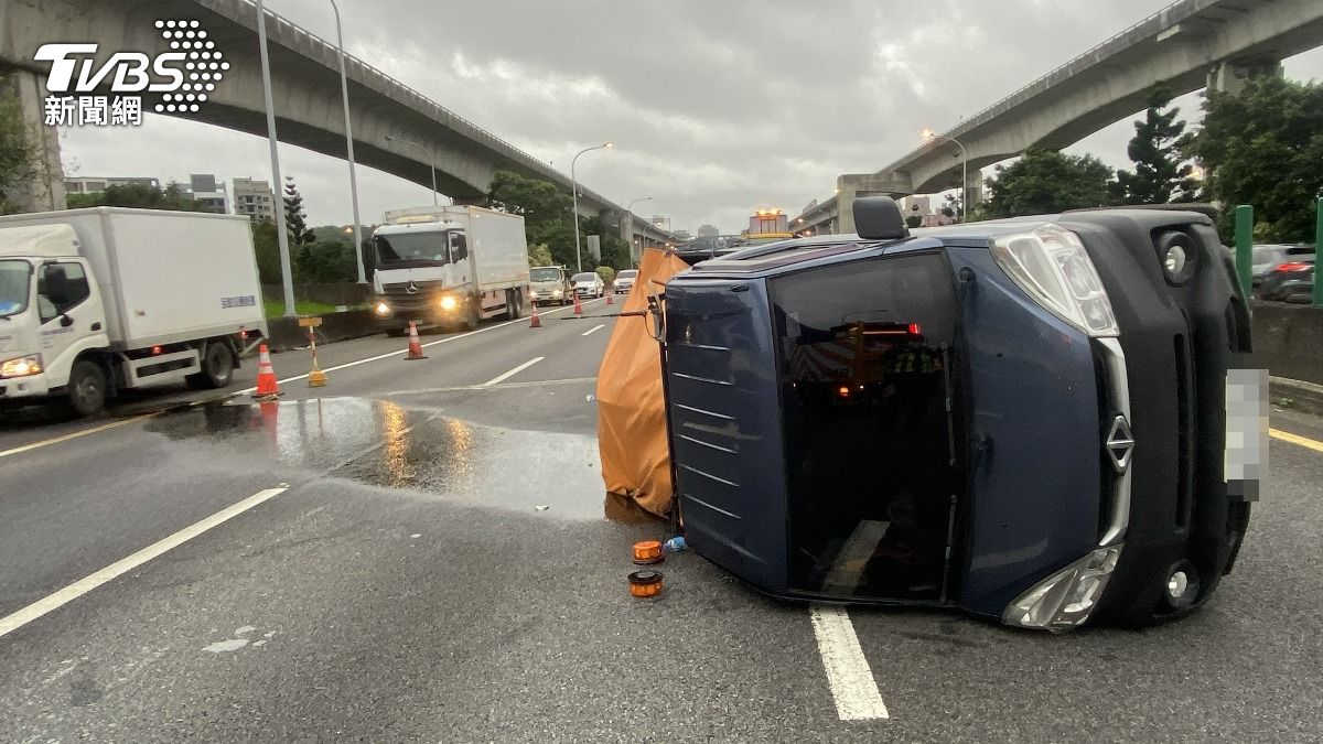 男子疑恍神撞上緩撞車,旁邊貨車慘被波及撞翻。(圖/TVBS)