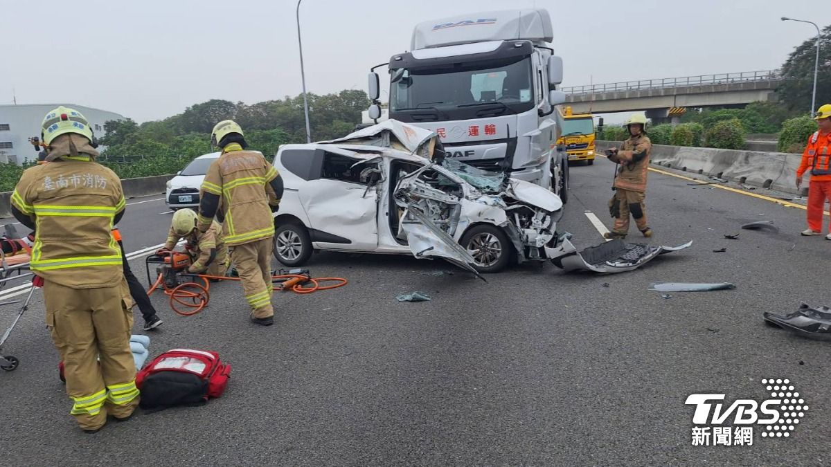 快訊/國1麻豆段多車追撞「嚴重回堵」 轎車撞爛3人送醫