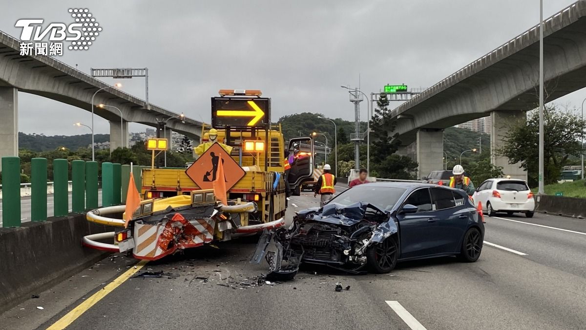 男子疑恍神撞上緩撞車,旁邊貨車慘被波及撞翻。(圖/TVBS)