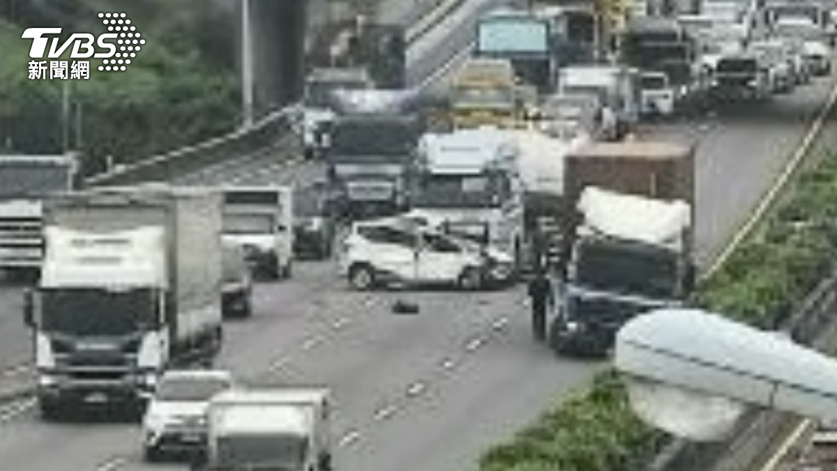 白色自小客車遭撞擊後打橫在大車前方身嚴重毀損。(圖/TVBS)