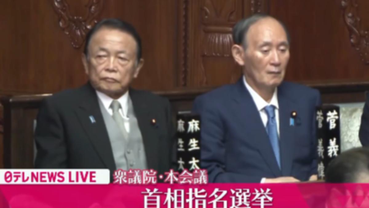 麻生太郎見石破茂睡著,表情逐漸變得嚴肅。(圖/翻攝自NNN YouTube)