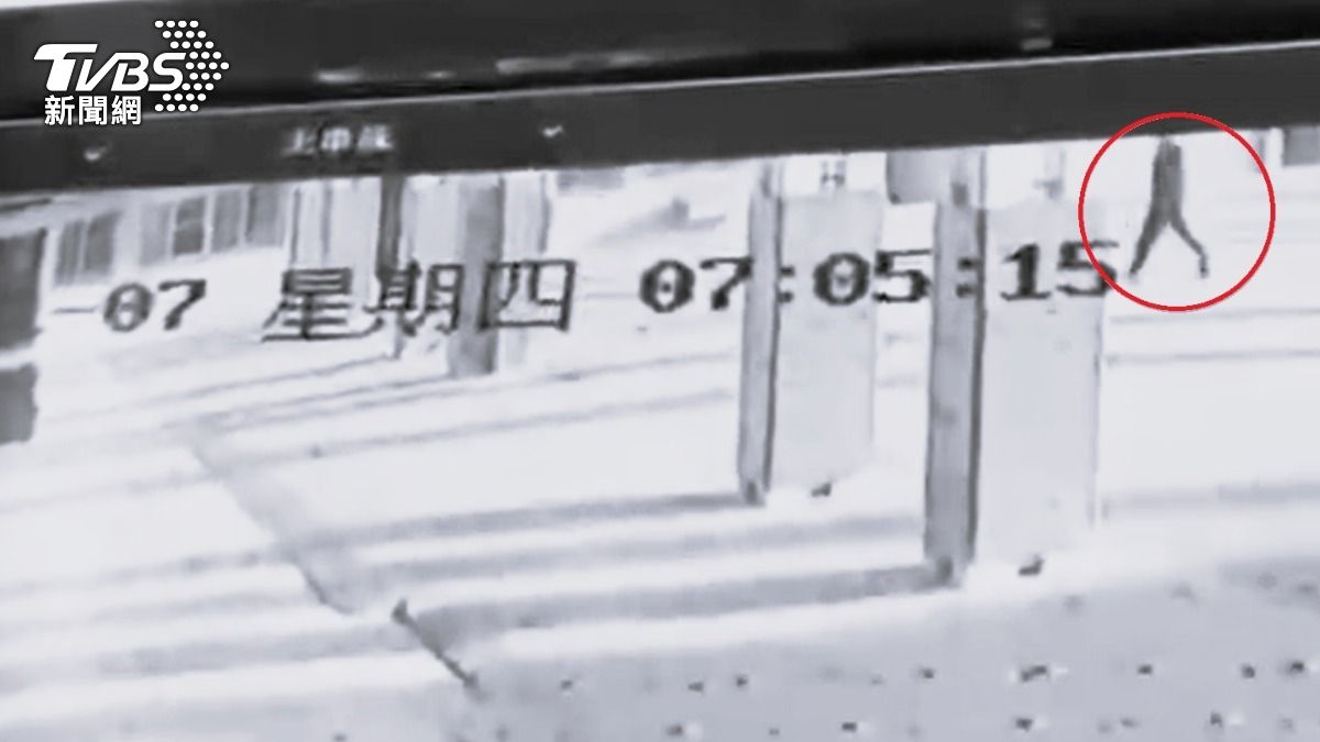 衝校園畫面曝!雲林父「一記腹拳」揍男童 師長急攔阻