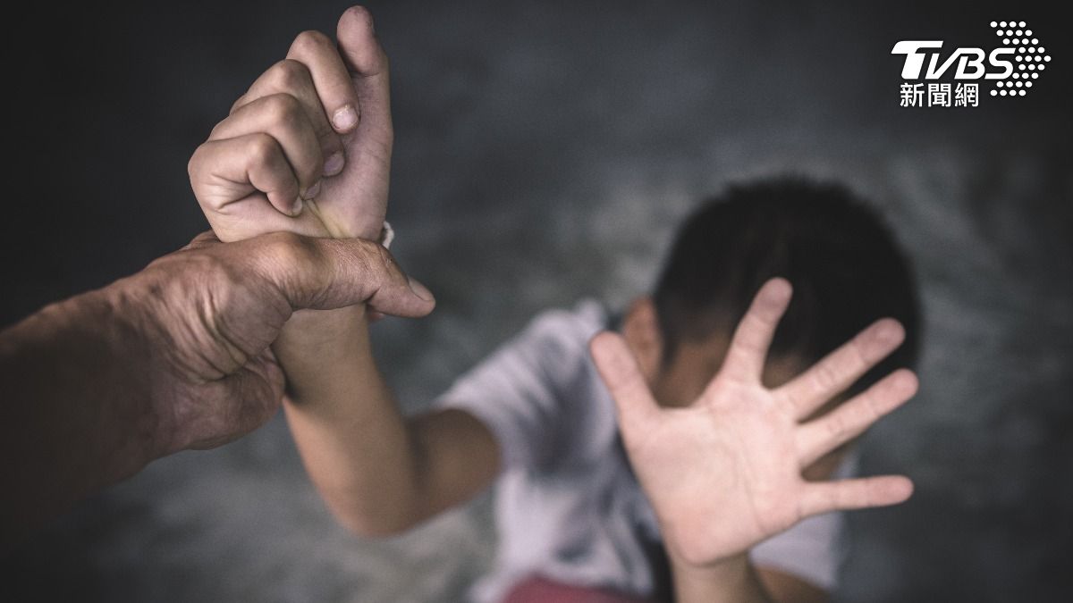 疑不滿女兒被欺負!雲林爸闖國小「一記猛拳灌腹」 害男童血尿