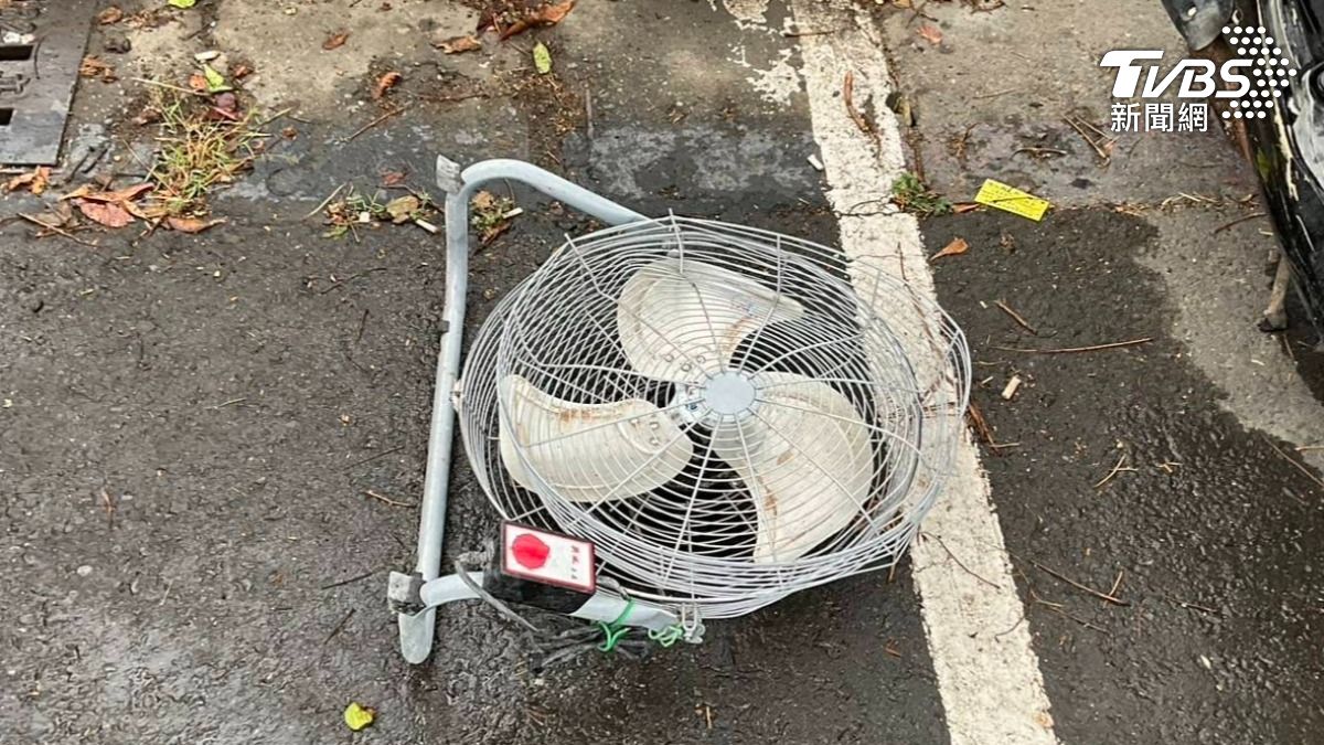 賴男載運貨物掉落未留下處置，疑涉肇事逃逸。（圖／TVBS）
