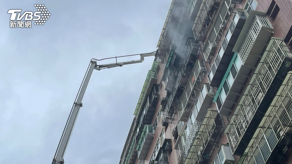 蘆洲大樓10樓傳火警，現場不斷地竄出濃煙，警消出動雲梯車救援。（圖／TVBS）