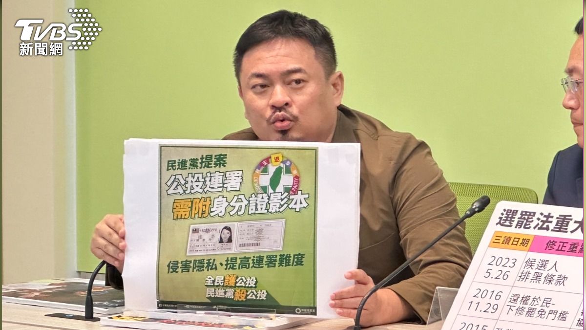 洪申翰拿出過去國民黨反對提高連署門檻的文宣。(圖/潘袁詩羽攝)