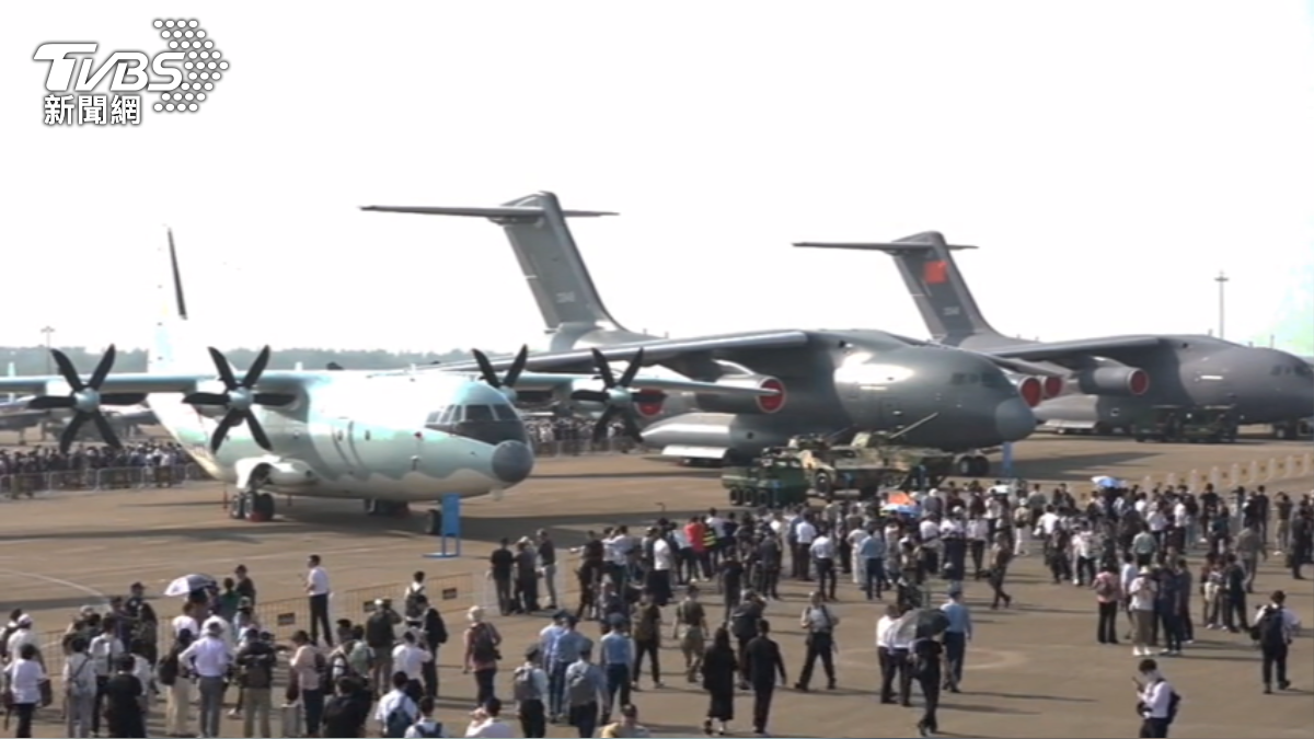 中國大陸最新一代隱形戰機「殲-35A」,11月12日在珠海航展上首次公開亮相並進行飛行表演,讓全球軍事迷大飽眼福。(圖/TVBS)