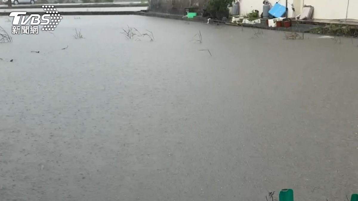 受到東北季風影響,今日上午豪大雨轟炸宜蘭地區。(圖/TVBS)