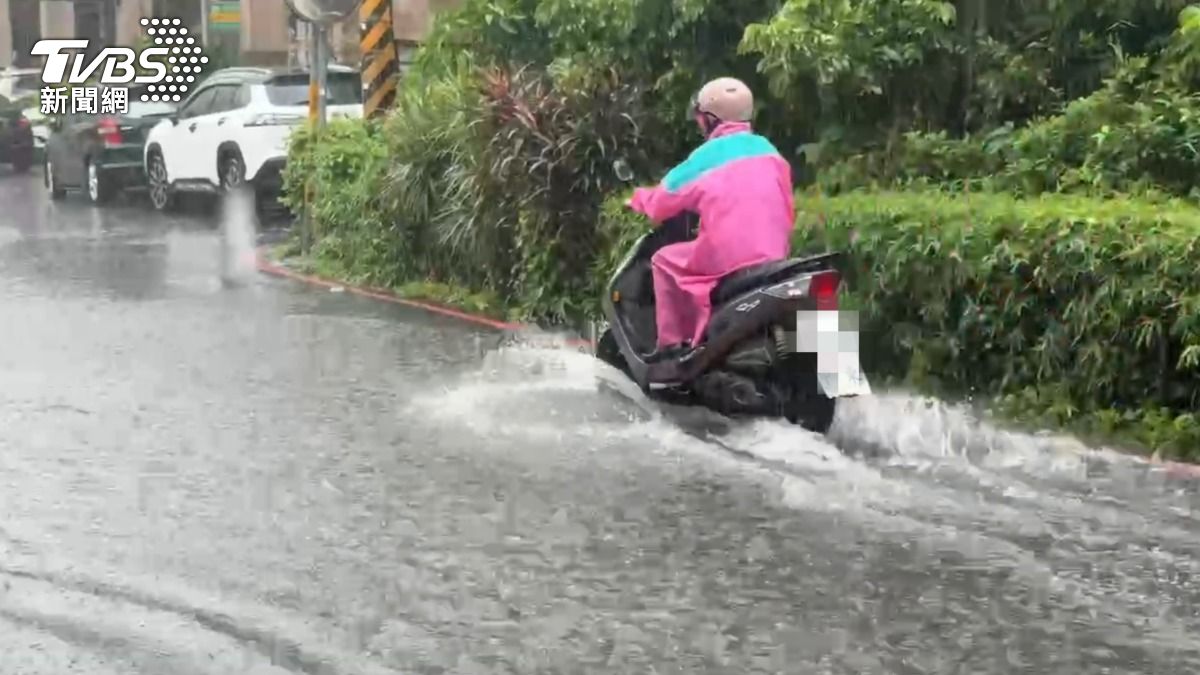 受到東北季風影響,今日上午豪大雨轟炸宜蘭地區。(圖/TVBS)