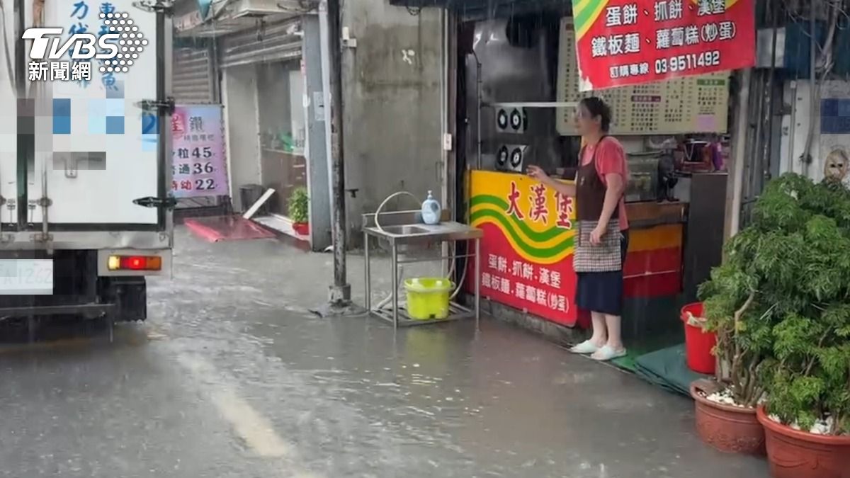受到東北季風影響,今日上午豪大雨轟炸宜蘭地區。(圖/TVBS)