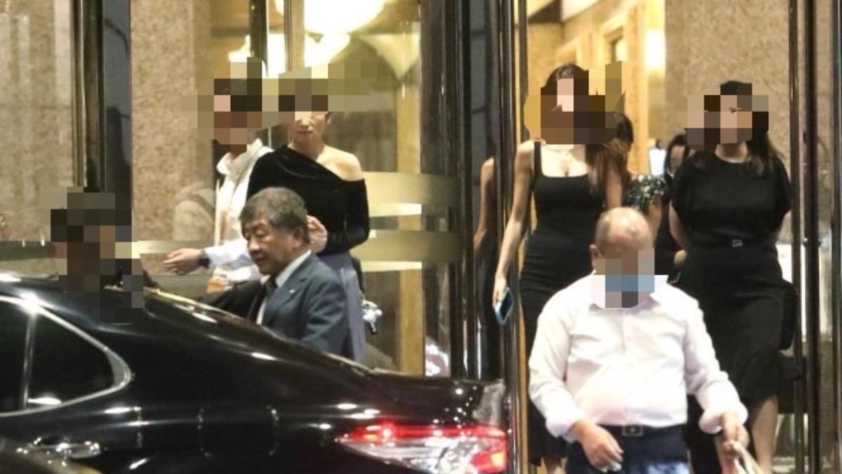 曝陳時中、王必勝餐敘「低胸美女」送客照 王鴻薇:飯局裡談什麼?